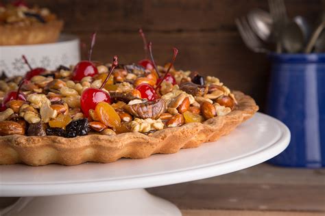 Porción de tarta vegana con frutas secas y almendras.