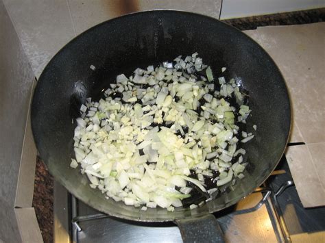 Sofrito de cebolla, ajo y guatitas en una olla