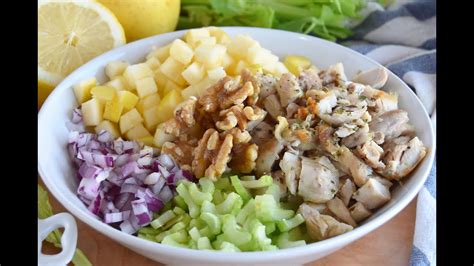 Ensalada de pollo con apio y manzana, servida en un bol