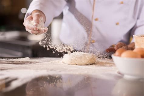 Primer plano de la cobertura espolvoreada sobre la mezcla de un postre