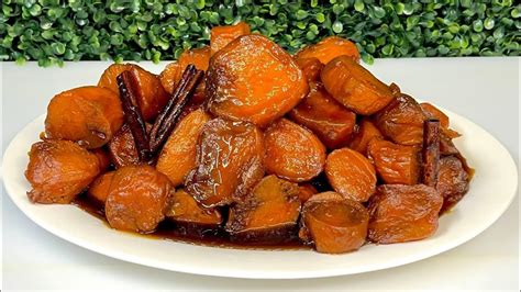 Ilustración de camotes frescos y cocidos, mostrando la versatilidad del ingrediente principal para postres.