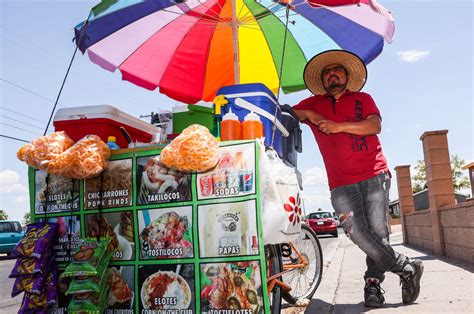 Antigua litografía de calles argentinas con vendedores ambulantes