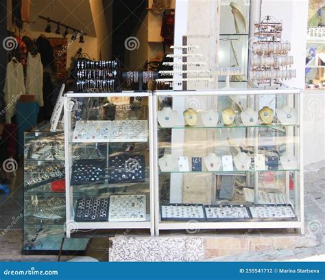 Vitrina de una tienda de alfajores marplatenses contemporánea
