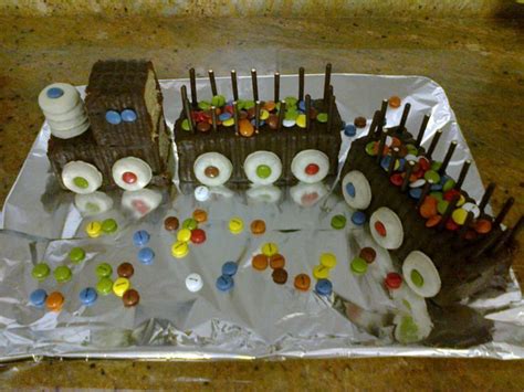 Tarta de galletas con forma de tren decorada con gominolas