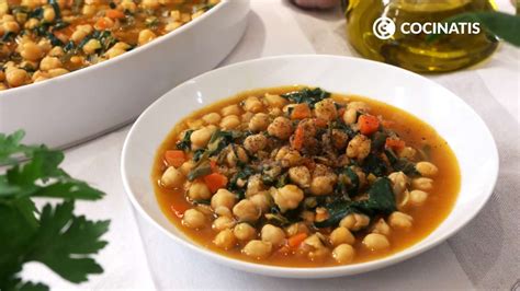 Plato de garbanzos cocidos con verduras, resaltando su versatilidad y nutrición