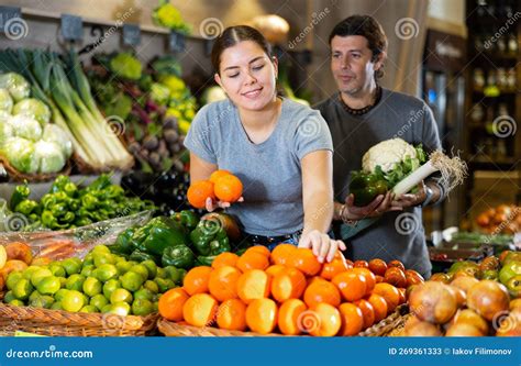 Persona eligiendo verduras frescas en un mercado
