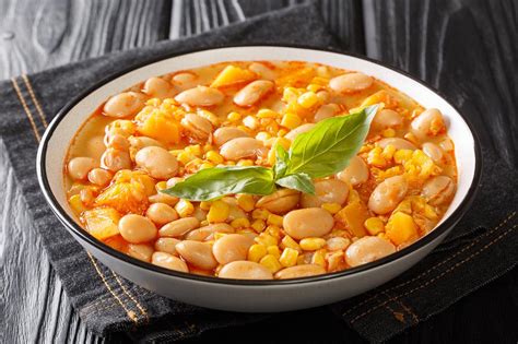 Ingredientes frescos para porotos granados: porotos en vaina, choclo, zapallo, tomates, albahaca