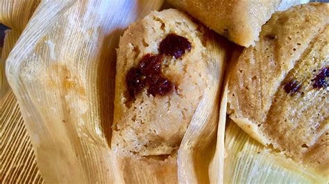 Tamales dulces con pasas y color rosa, típicos de México
