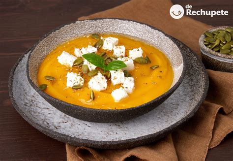 Plato servido de sopa de calabaza ligera con semillas tostadas y un chorrito de aceite de oliva.