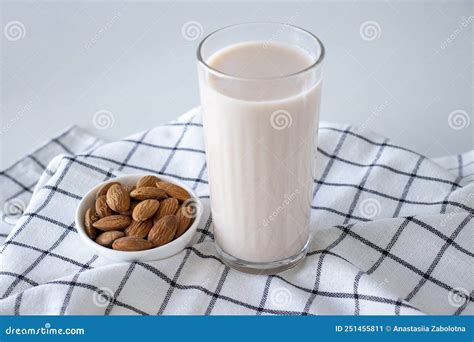 Foto de leche de nuez en un vaso, con nueces alrededor