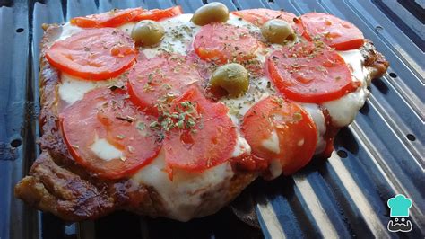 Fotografía de un matambre de cerdo a la pizza terminado, con el queso fundido y los ingredientes de cobertura visibles.
