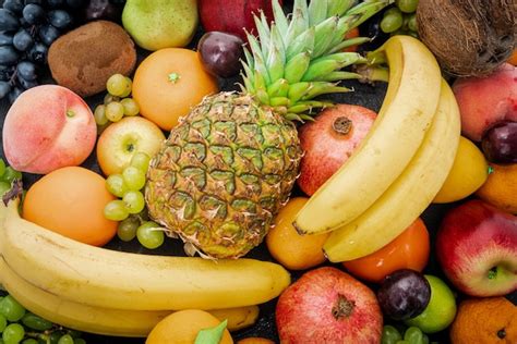 foto de frutas frescas variadas, algunas de las cuales tienen enzimas proteolíticas (piña, kiwi) y otras que no (fresas, uvas)