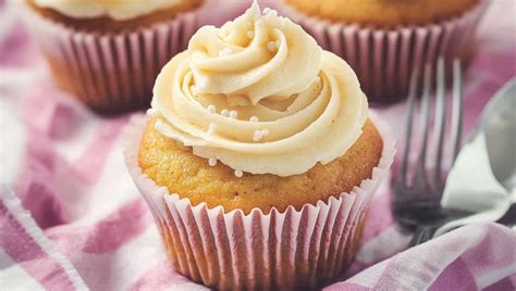 Infografía con los beneficios de los cupcakes saludables: bajos en calorías, sin azúcar refinada, integrales.