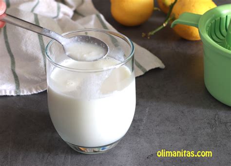 Esquema de cómo hacer buttermilk mezclando leche y zumo de limón.