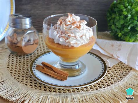 Ilustración de un suspiro limeño servido en copa con merengue y canela