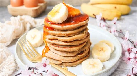Panqueques de banana con frutas frescas y sirope