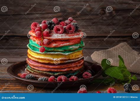 Panqueques de colores con frutas variadas para niños