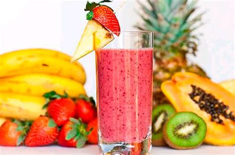 Surtido de jugos frescos para el desayuno