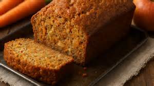 Molde con la masa de budín de zanahoria sin TACC lista para entrar al horno.