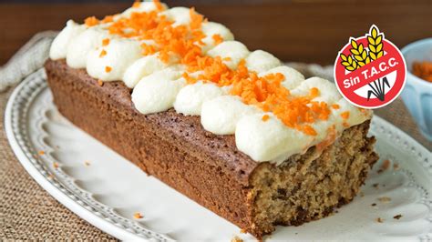 Budín de zanahoria y naranja sin TACC terminado y decorado con frosting y zanahoria rallada.