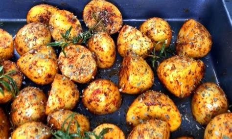 Ingredientes para papas a la parrilla: papas cambray, romero, ajo, sal, aceite