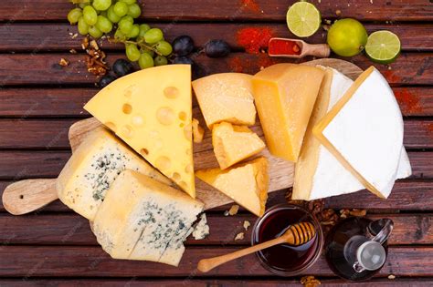varios tipos de quesos envueltos correctamente en papel de queso y papel de aluminio