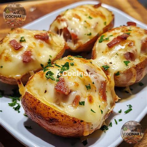 papas al horno rellenas con jamón y queso, vistas desde arriba con queso derretido y hierbas