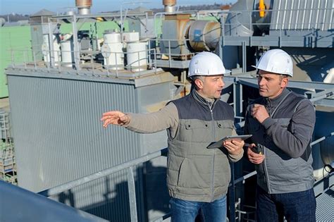 Imagen de personal de mantenimiento inspeccionando una boya en el mar