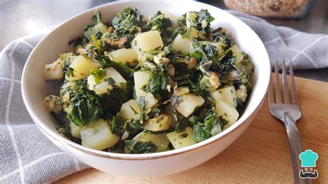 Plato de espinacas frescas con otros vegetales