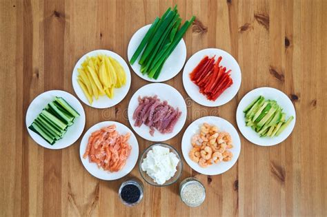 Variedad de ingredientes frescos para sushi: pescado, mariscos, vegetales y nori