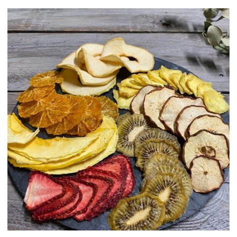 Variedad de frutas deshidratadas en un bol para snack
