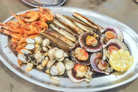 Plato de marisco variado gallego con cigalas, navajas y percebes.
