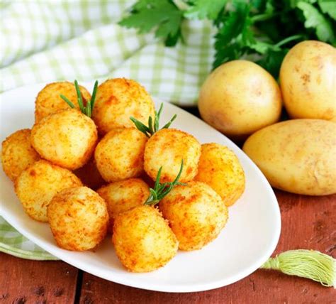 Papas Duquesas recién hechas, doradas y con forma de flor