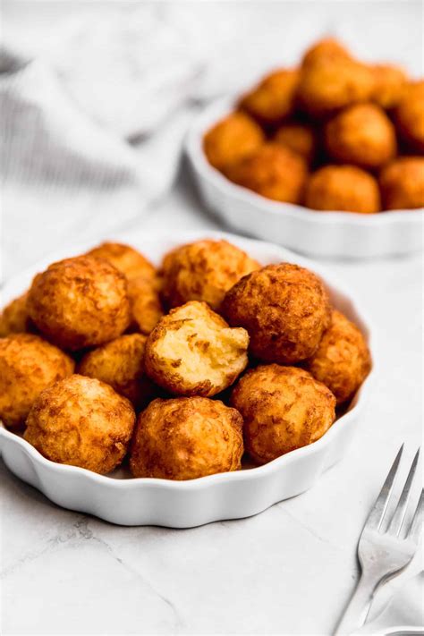 Papas Duquesas fritas recién sacadas del aceite, sobre papel absorbente