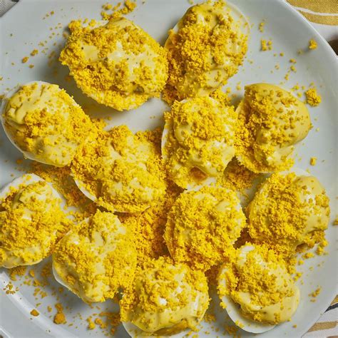 fotografía de huevos mimosa decorados con espárragos y perejil