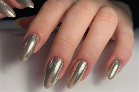 Ejemplos de uñas con efecto espejo en diferentes colores y diseños