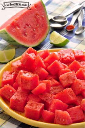 Plato de sandía y melón con chile en polvo y limón