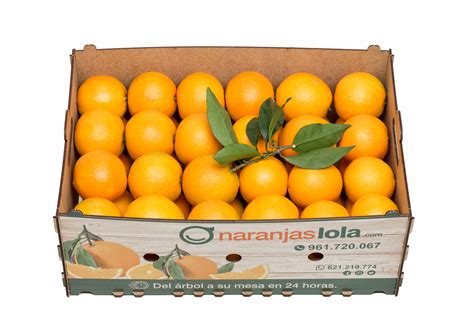 Imagen de cajas de naranjas Lola listas para ser enviadas, mostrando el embalaje ecológico