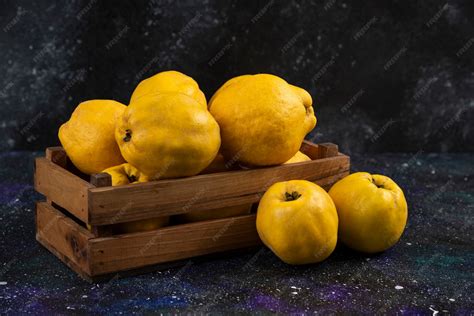 Cesto de membrillos frescos y maduros en una cocina