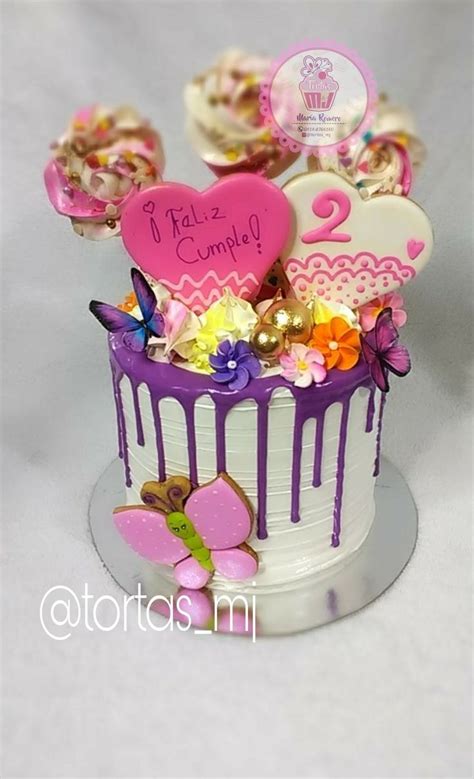 Torta cubierta con merengue suizo, decorada con boquilla de estrella