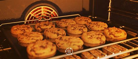 Muffins horneándose en un horno con temperatura visible