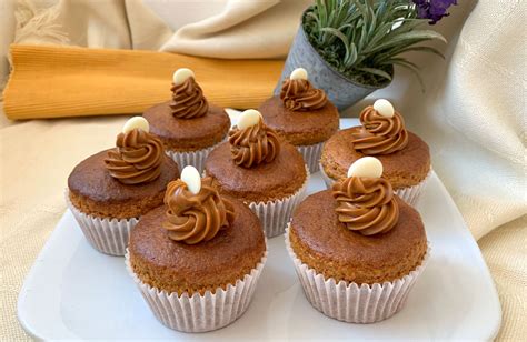 Muffins con dulce de leche decorados de diferentes maneras: con espátula, manga pastelera y coco tostado