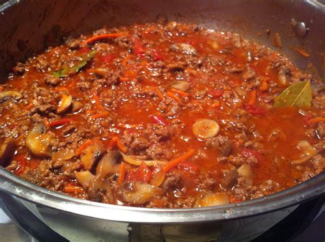 Fotografía de carne molida cocinándose con salsa de tomate