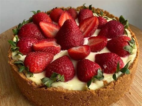 Tarta integral de frutillas recién horneada