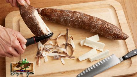 Infografía detallando los pasos para pelar y cortar la yuca.