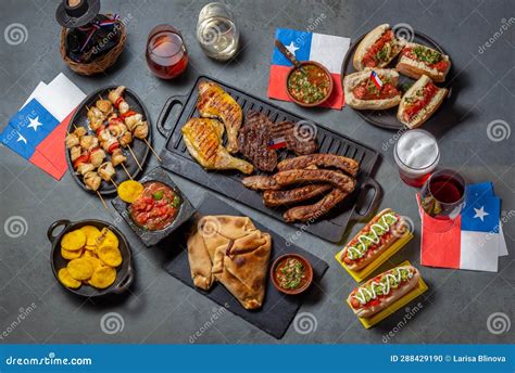 Foto temática de mesa de Fiestas Patrias chilena con comida tradicional