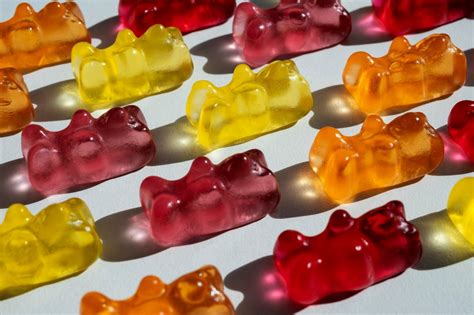 Foto de ositos de gominola en vasos con diferentes líquidos para experimento