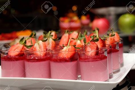 Mousse de frutilla desmoldada con base de galleta, lista para decorar con chocolate y frutas