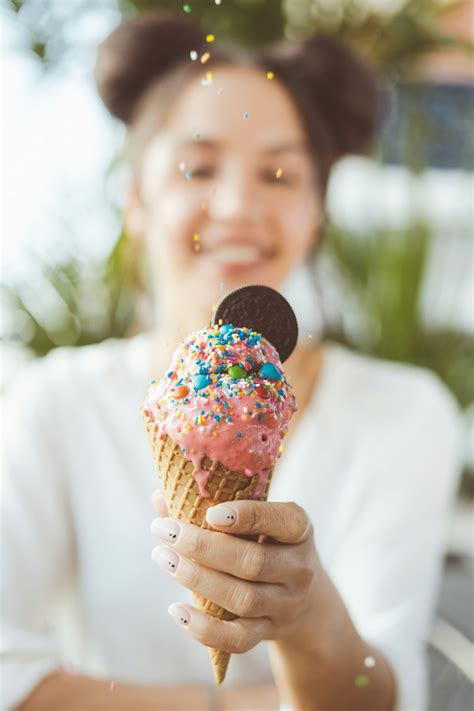 Persona sosteniendo un cono de helado de forma clásica