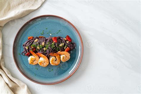 Foto de los ingredientes principales: espaguetis negros, gambas, ajo, cebolla, tinta de calamar, nata